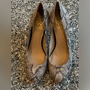 LIKE NEW VINCE CAMUTO SNAKEPRINT HEELS